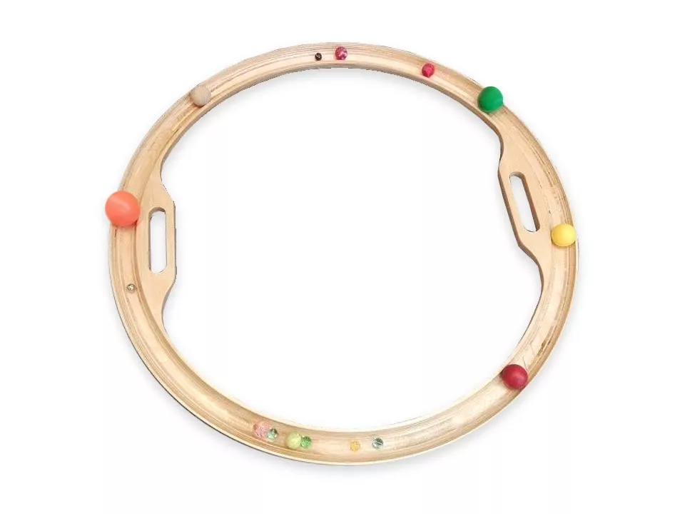 Obręcz drewniana z zestawem piłeczek - obrazek 1
